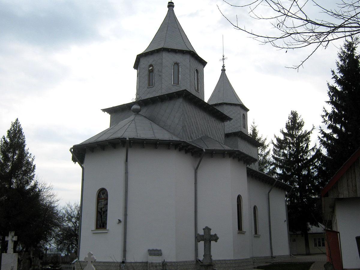 Biserica - vedere exterioară