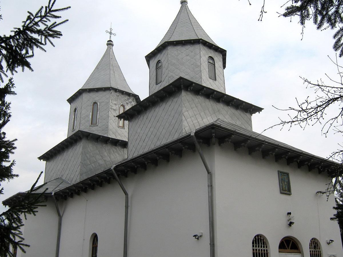 Biserica - vedere exterioară